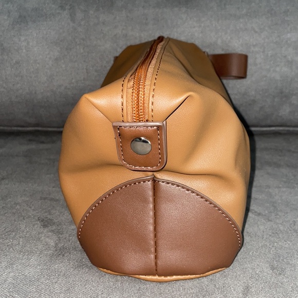 NWT.  Bella Russo Bathroom Travel Bag. - Picture 4 of 6